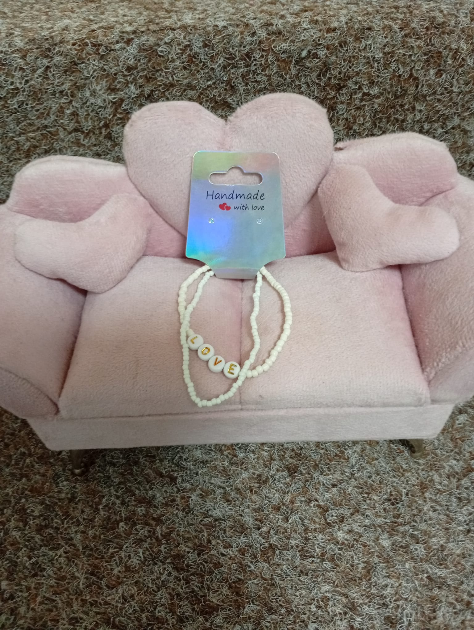 Korálkový náramek na gumičce – bílý s nápisem LOVE